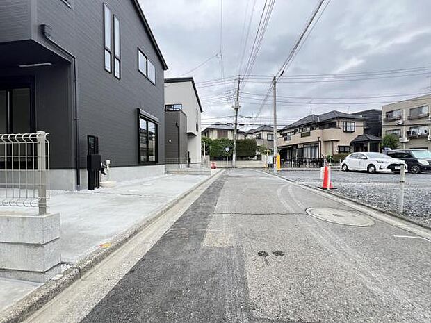 前面道路を含む現地写真です。