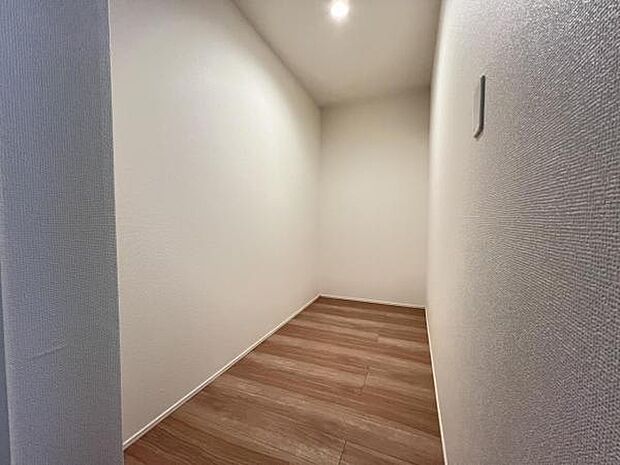 キッチンの裏にパントリーがございます。