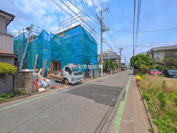 前面道路を含めた現地写真です。