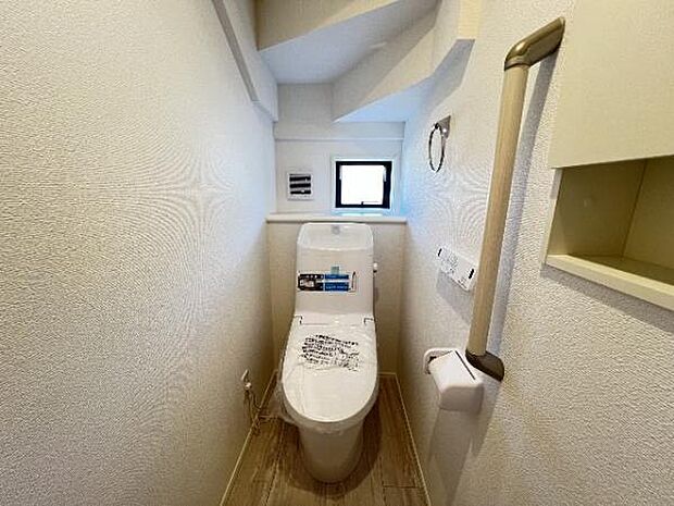 シャワー洗浄機能付のトイレは、清潔感が印象的な空間ですね。