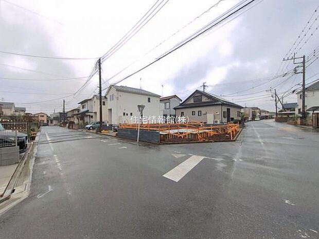 前面道路を含めた現地写真です。