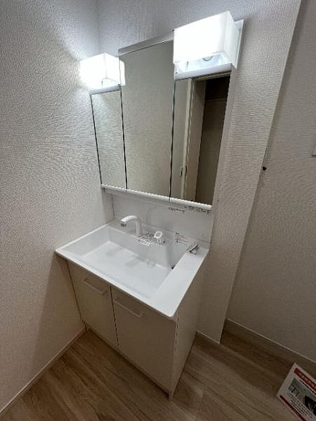 シャワー付き洗面化粧台です。手軽にシャンプーができ、お掃除もしやすいですね。