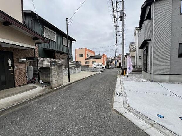 前面道路を含めた現地写真です。