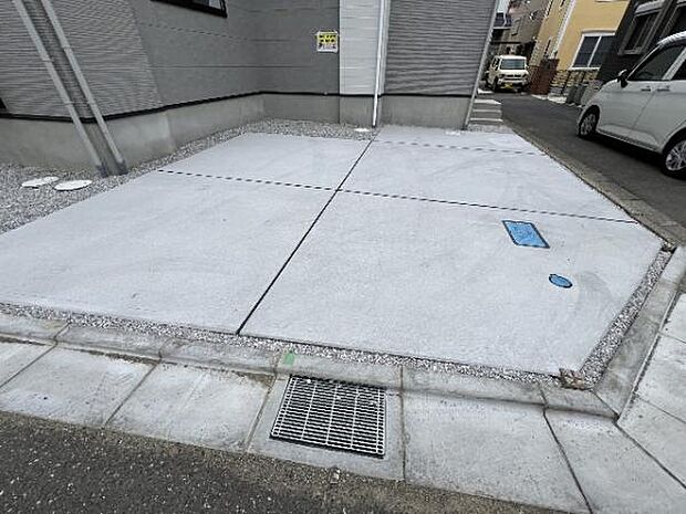 駐車場です。前面道路との高低差も少なく、スムーズに出入りできます。