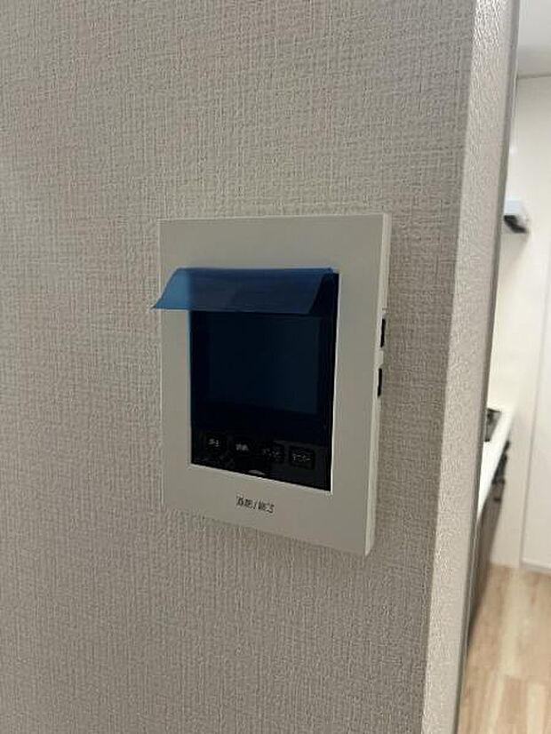 訪問者が一目で分かるTVモニタ付きインターフォンを装備した心強さも魅力なお住まいです。
