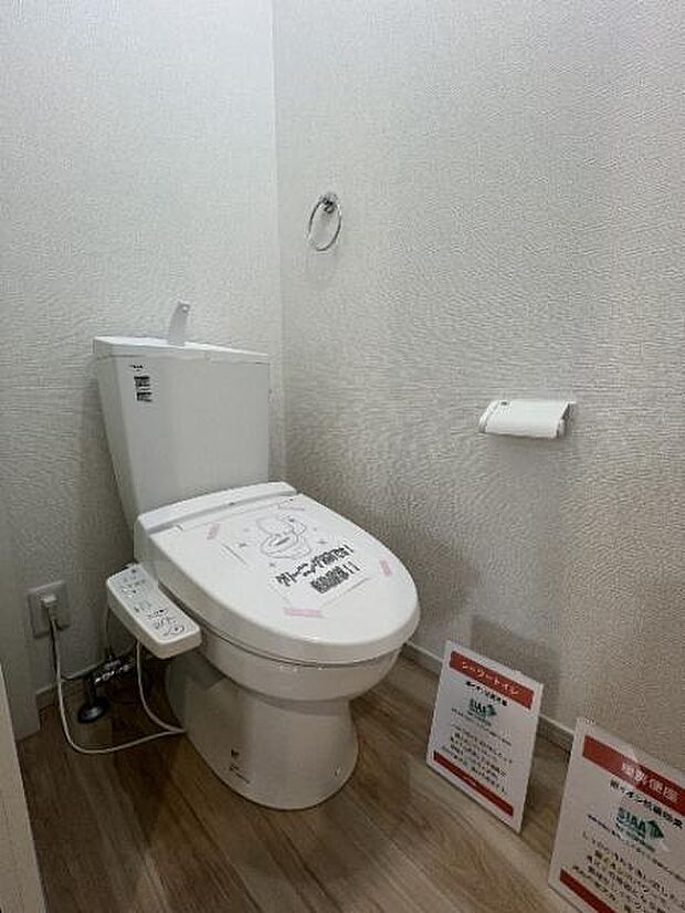 シャワー洗浄機能付のトイレは、清潔感が印象的な空間ですね。