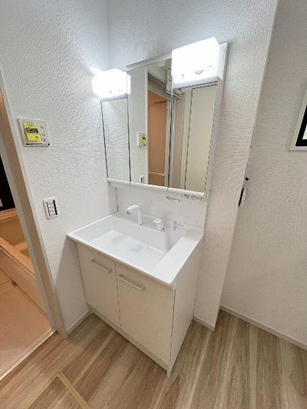 シャワー付き洗面化粧台です。手軽にシャンプーができ、お掃除もしやすいですね。