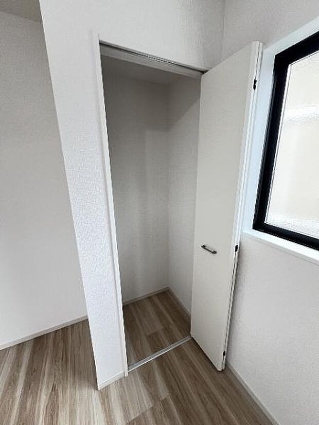中の物を確認しやすく、取り出しやすい収納スペース。お部屋を広々とお使いいただけます。