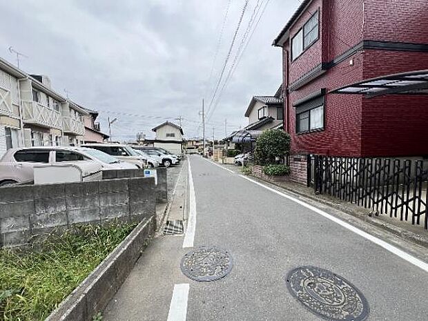前面道路を含めた現地写真です。