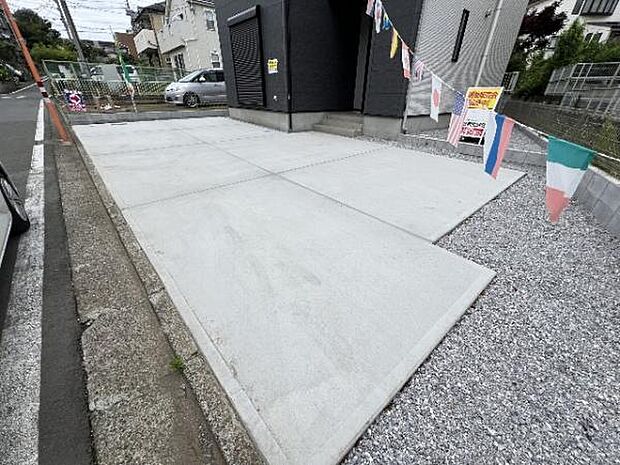 駐車場です。前面道路との高低差も少なく、スムーズに出入りできます。