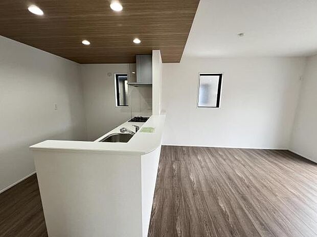 カウンターキッチン越しに会話も楽しめるダイニングキッチン。