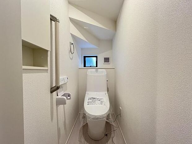 シャワー洗浄機能付のトイレは、清潔感が印象的な空間ですね。