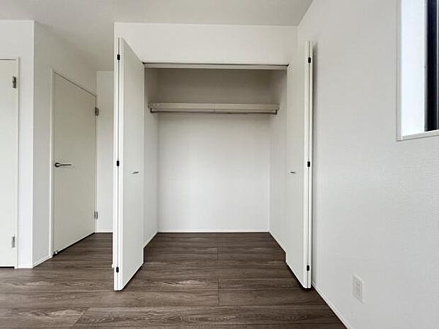 いつでもお部屋をスッキリお使い頂ける収納スペースを設置。