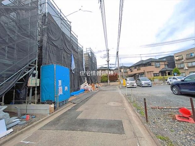 前面道路を含めた現地写真です。