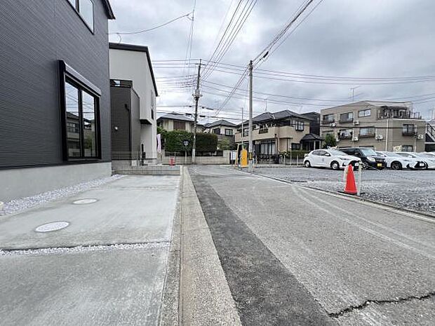 前面道路を含む現地写真です。