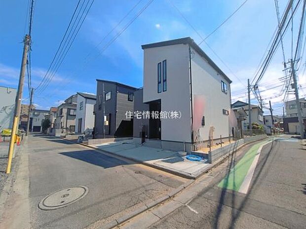 前面道路を含めた現地写真です。