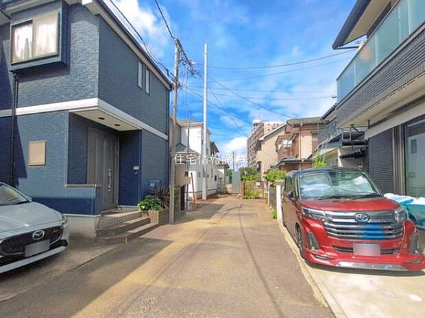 前面道路を含めた現地写真です。