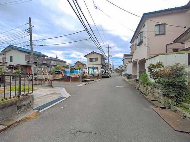 前面道路を含めた現地写真です。
