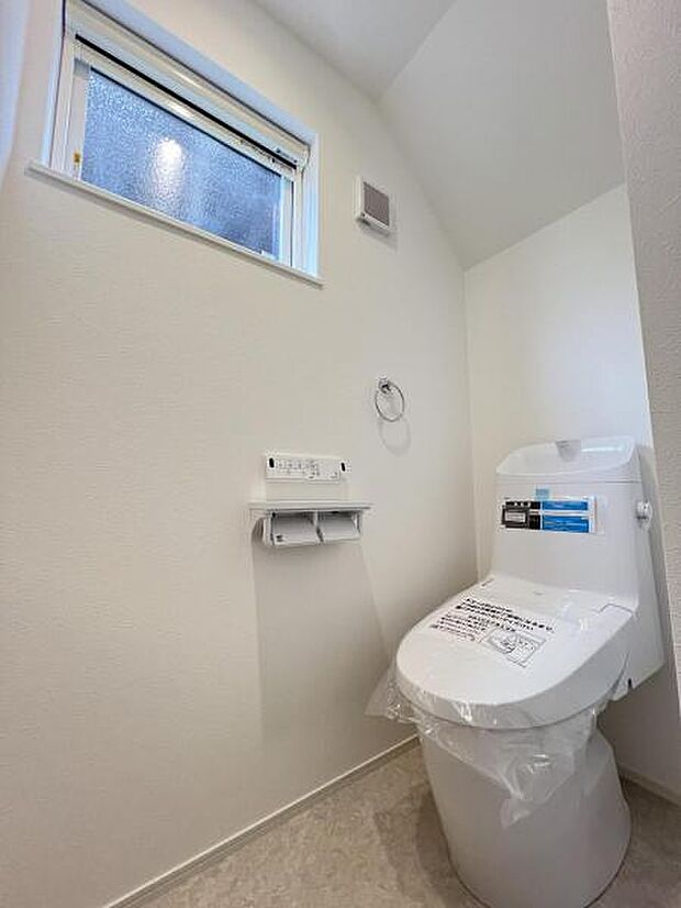 シャワー洗浄機能付のトイレは、清潔感が印象的な空間ですね。