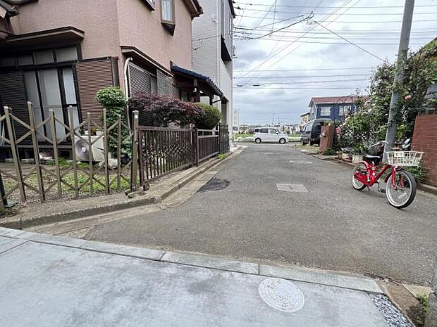 前面道路を含む現地写真です。