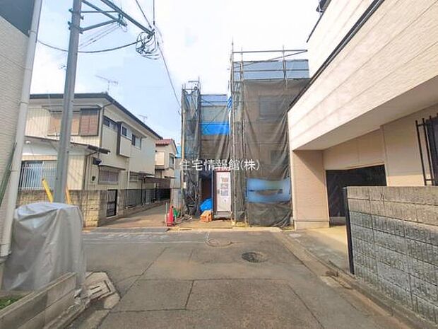 前面道路を含めた現地写真です。