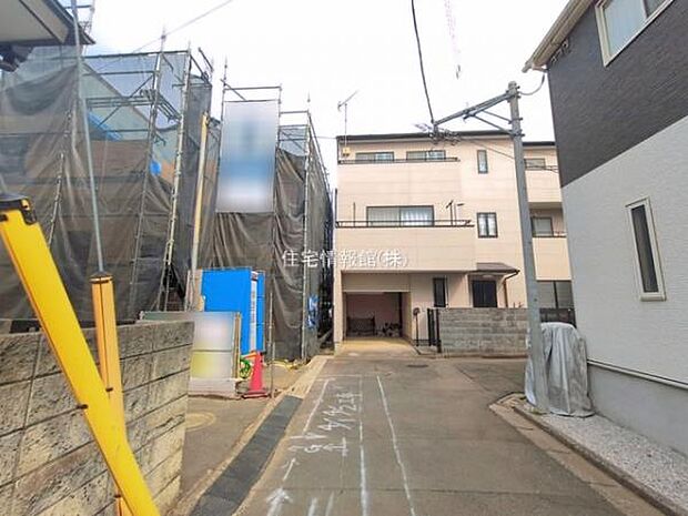 前面道路を含めた現地写真です。