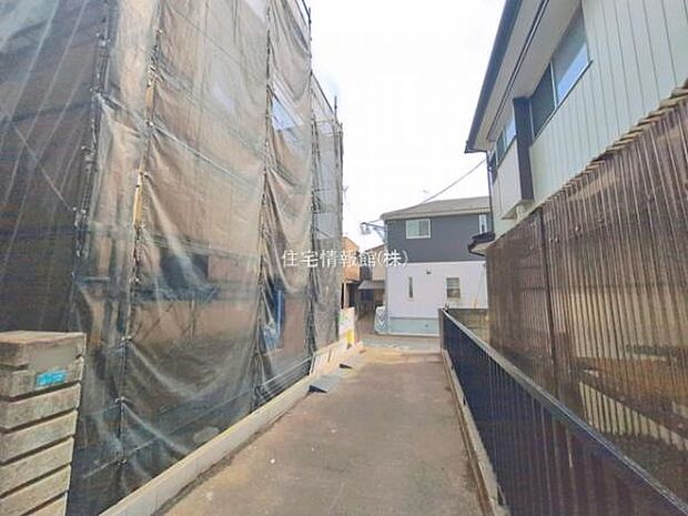 前面道路を含めた現地写真です。