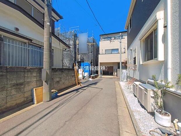 前面道路を含めた現地写真です。