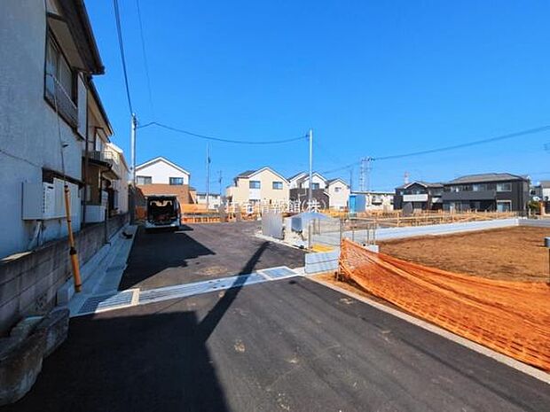 前面道路を含めた現地写真です。