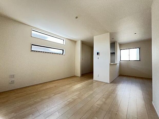 明るい日差しが入る風通しの良いリビングです。