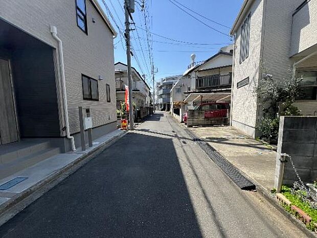 前面道路を含めた現地写真です。
