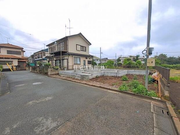前面道路を含めた現地写真です。
