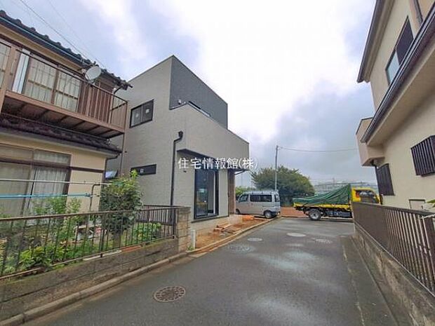 前面道路を含めた現地写真です。