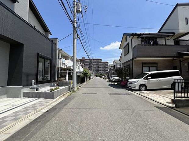 前面道路を含む現地写真です。