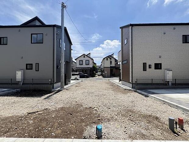 前面道路を含む現地写真です。完成が楽しみですね。