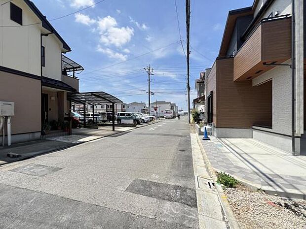 前面道路を含む現地写真です。