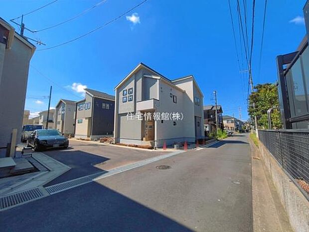 前面道路を含めた現地写真です。