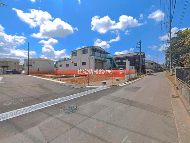 前面道路を含めた現地写真です。