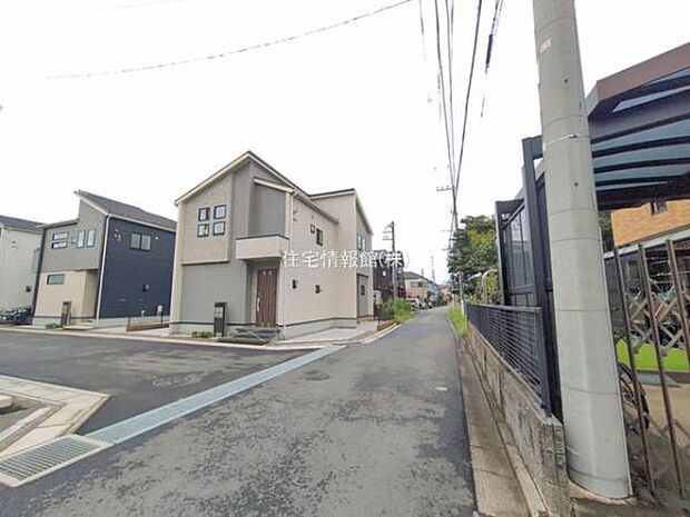 前面道路を含めた現地写真です。
