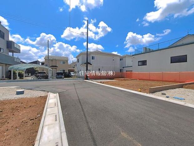 前面道路を含めた現地写真です。