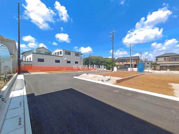 前面道路を含めた現地写真です。