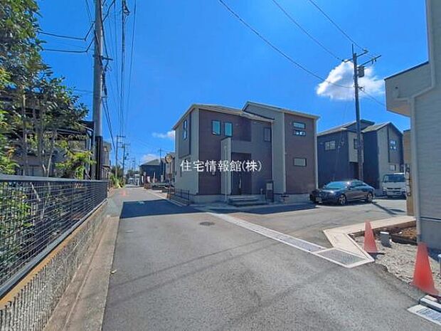 前面道路を含めた現地写真です。