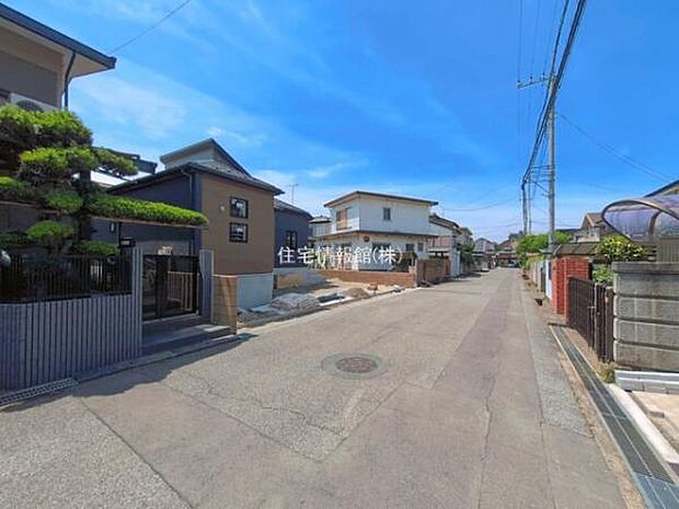 前面道路を含めた現地写真です。