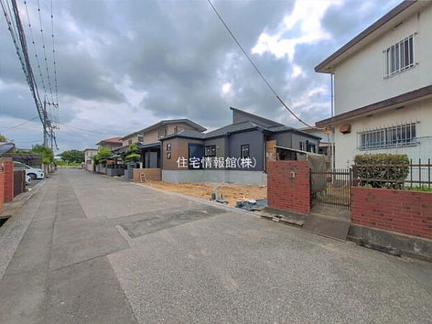前面道路を含めた現地写真です。