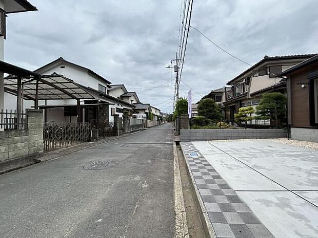 前面道路を含めた現地写真です。