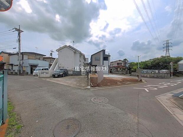 前面道路を含めた現地写真です。