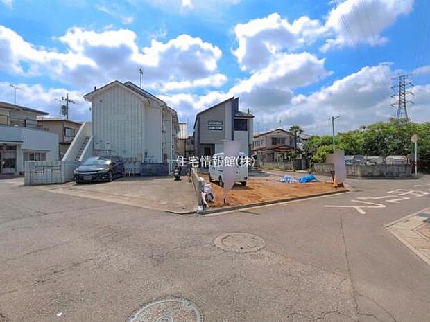 前面道路を含めた現地写真です。