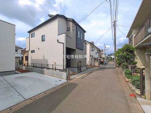 前面道路を含めた現地写真です。