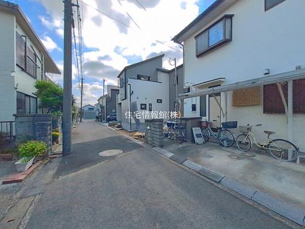 前面道路を含めた現地写真です。