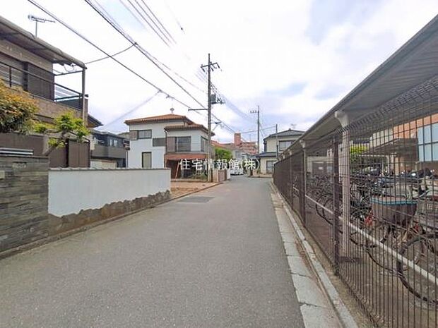 前面道路を含めた現地写真です。